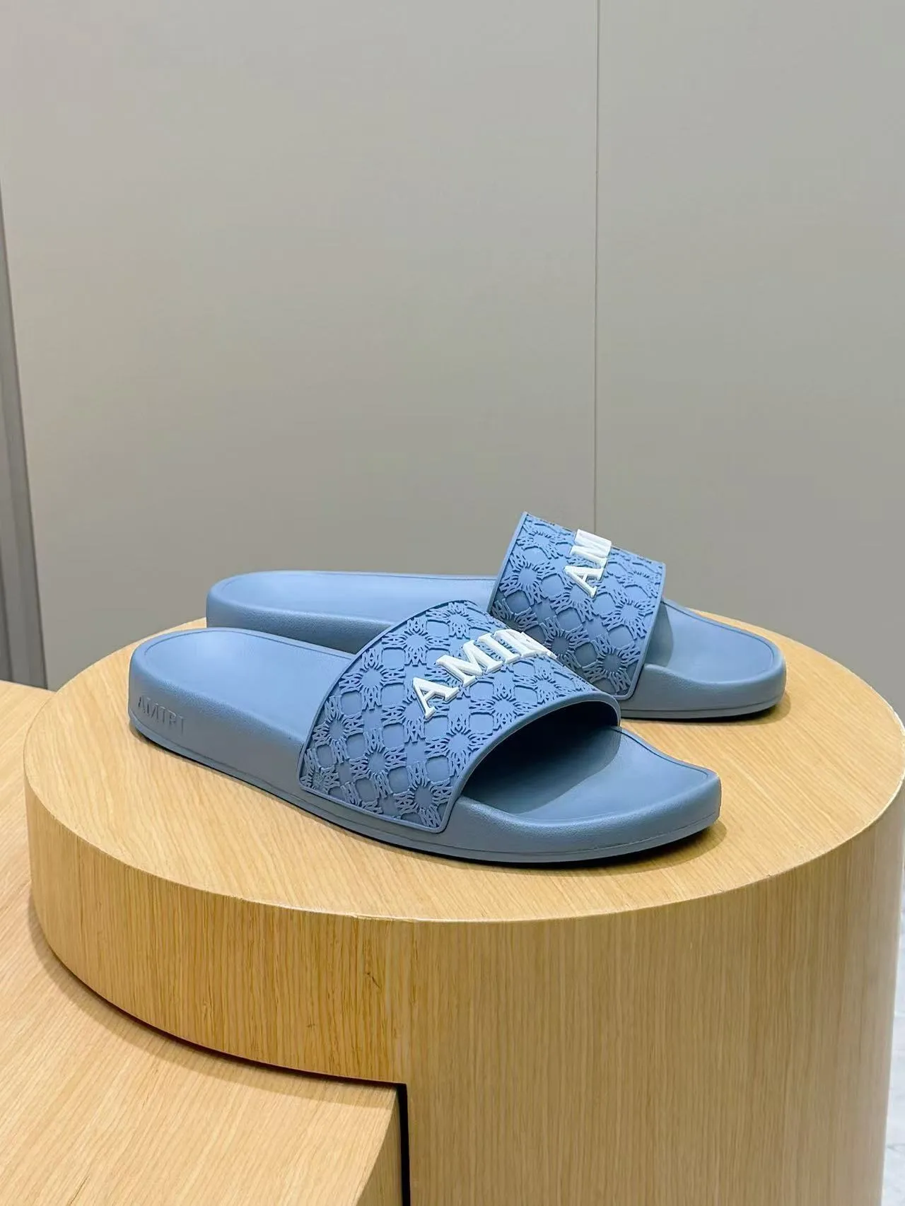 [AMIRI* Emil] P: 300💰 Size: 39-45 Official website new original 1:1 AMIRI* Emil classic men's slippers, high-end boutique, original material, TPU upper, foam bottom, fine workmanship, casual, loose and comfortable, a must-have in summer.